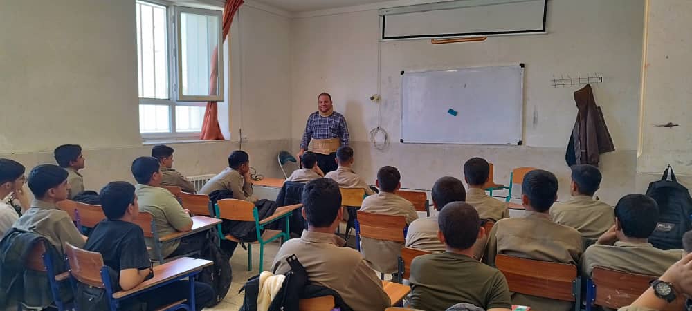 آسیب دیدگی و گچ گرفتگی  موجب تعطیلی کلاس درس معلم کواری نشد