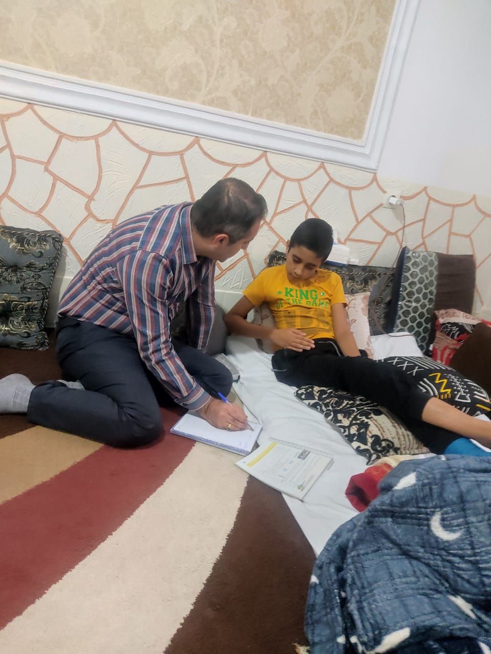 جلوه های ویژه معلمی؛ معلمی که هرگز دست از تلاش برنداشت و همچنان با جان و دل استعداد های وطن خود را شکوفا میسازد.