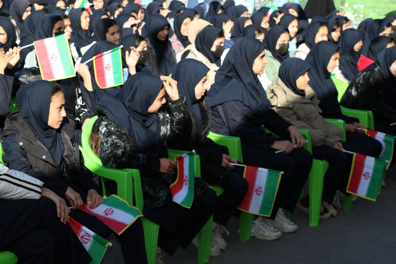 زنگ انقلاب در مدارس شهرستان نواخته شد.