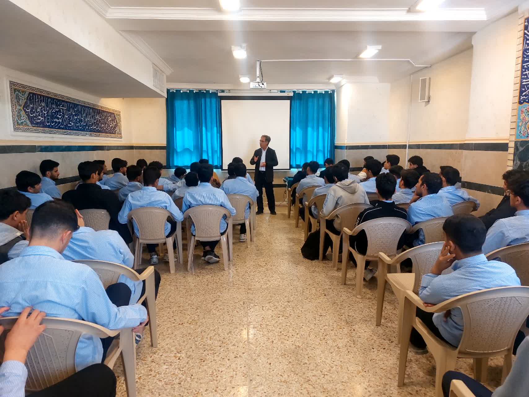 برگزاری جلسه مشاوره تحصیلی/ جلسه شورای دبیران و تجلیل از دبیران با عملکرد موفق  