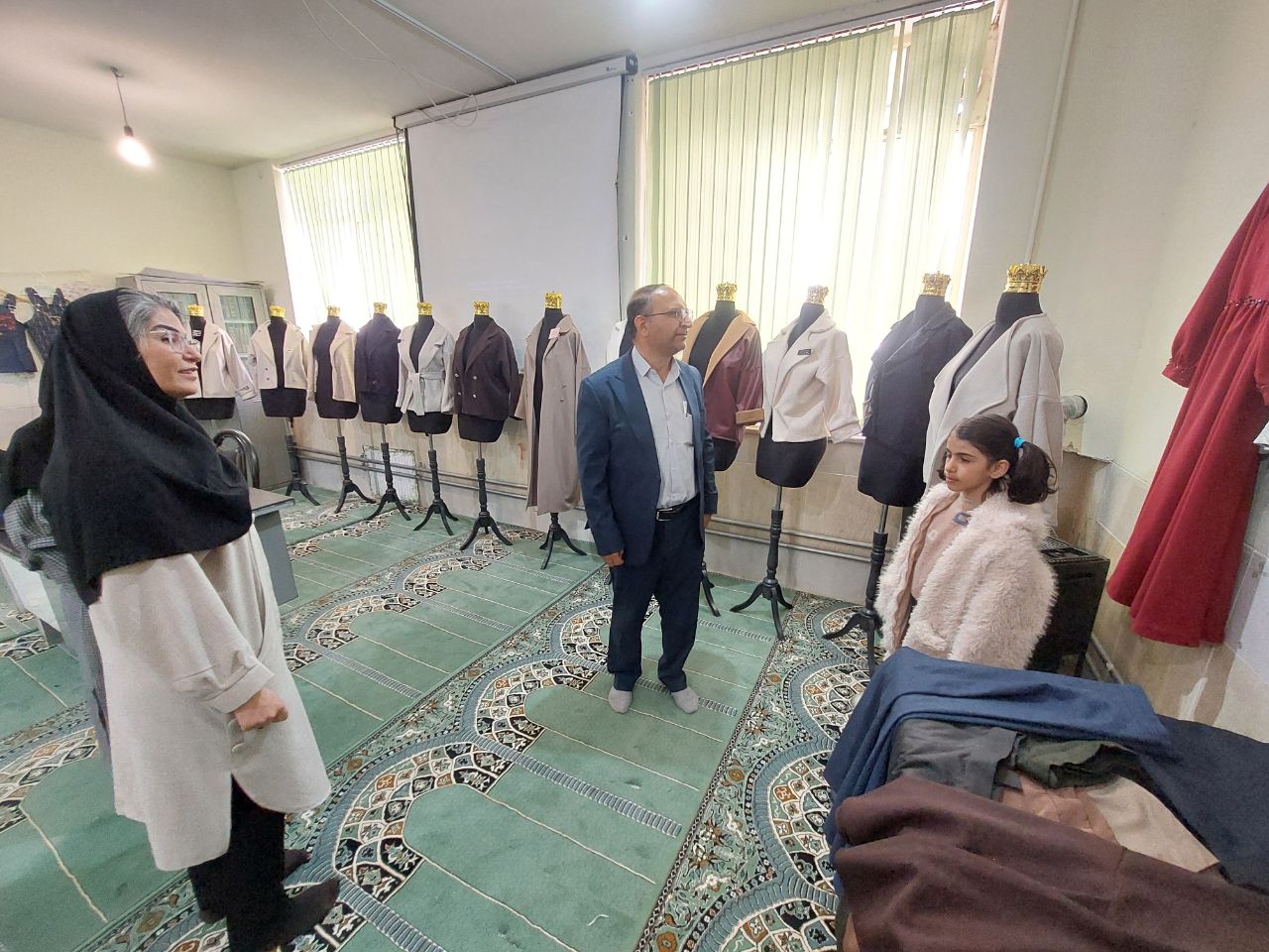 برپایی نمایشگاه آثار هنرجویان رشته طراحی و دوخت در هنرستان حضرت مریم(س)