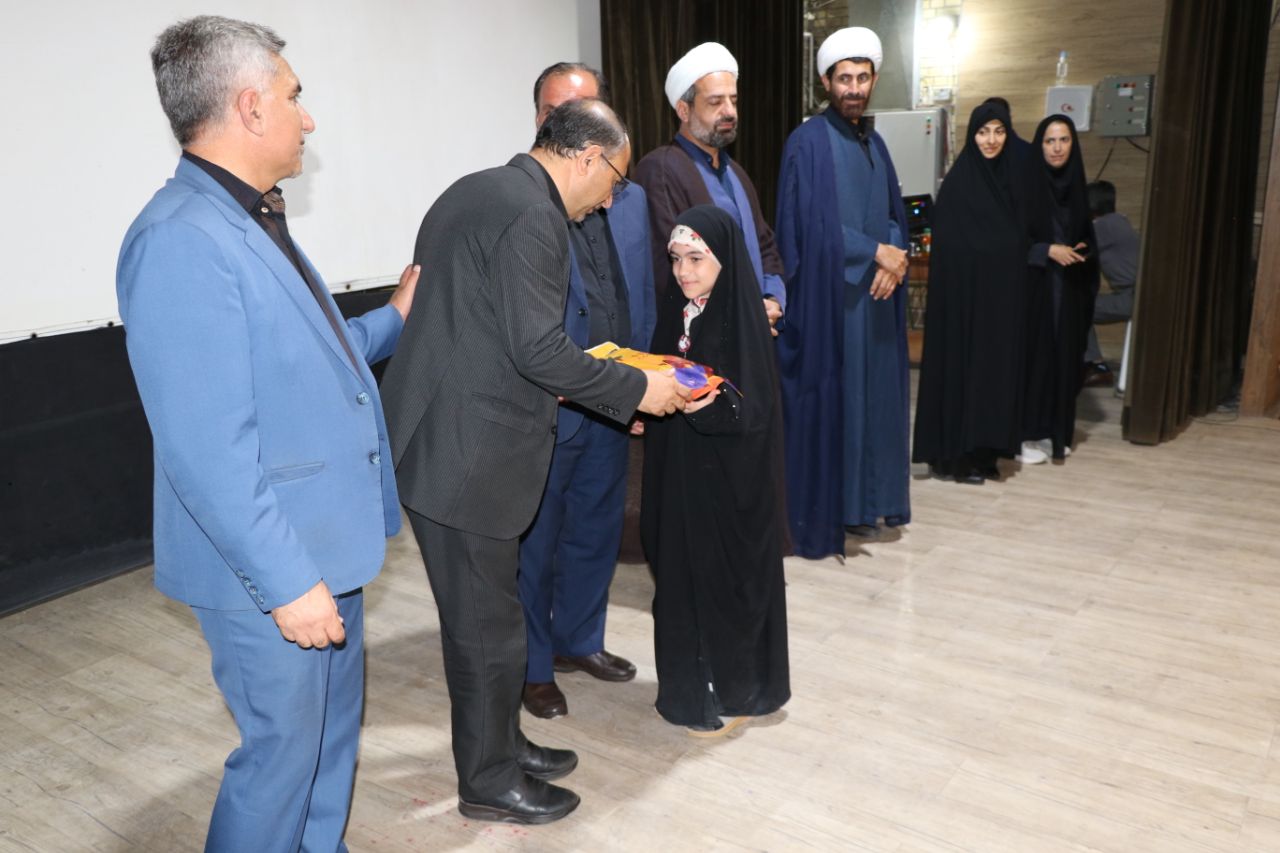 تجلیل از دانش‌آموزان برتر قرآنی و قهرمانان فوتسال شهرستان کوار