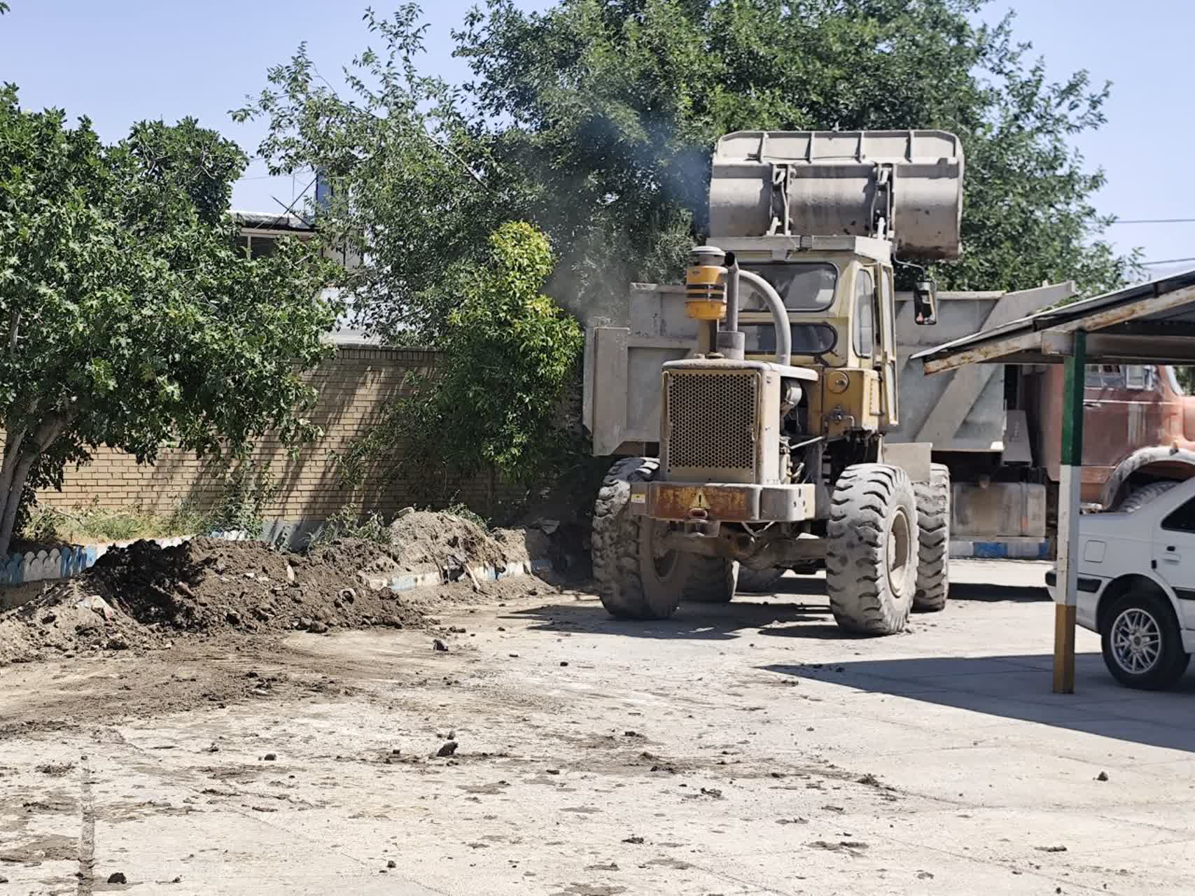 گام بلند کارخانه قند پارس در ارتقای بهداشت محیطی؛عملیات لایروبی جوی‌ آب مدیریت آموزش و پرورش انجام شد