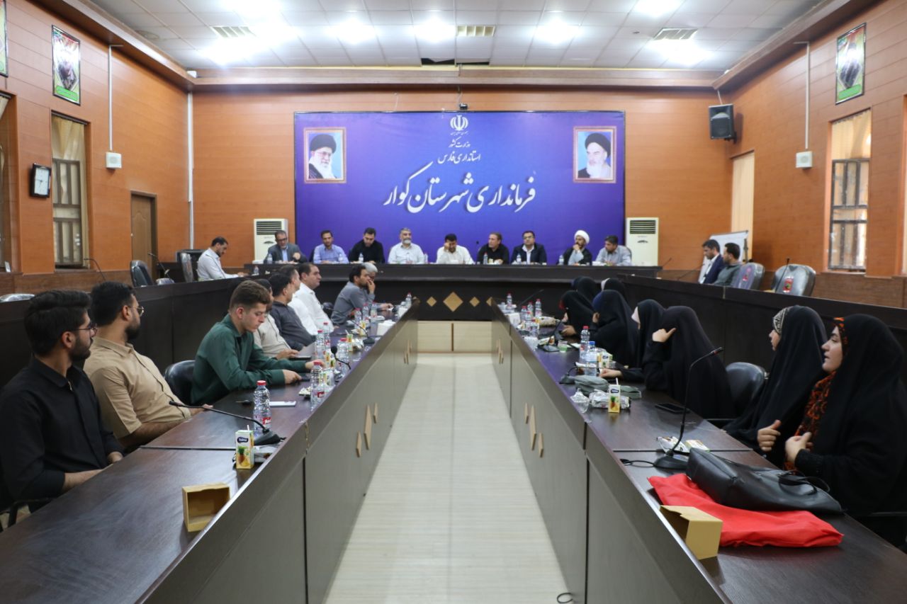 نشست هم‌اندیشی مسئولان شهرستان کوار با اصحاب رسانه به مناسبت روز خبرنگار