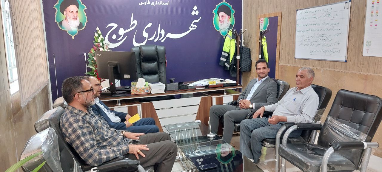 مدیریت شهری طسوج در خدمت زیباسازی محیط‌های آموزشی؛ تجلیل از شهدای دانش‌آموز میناب با طراحی خلاقانه