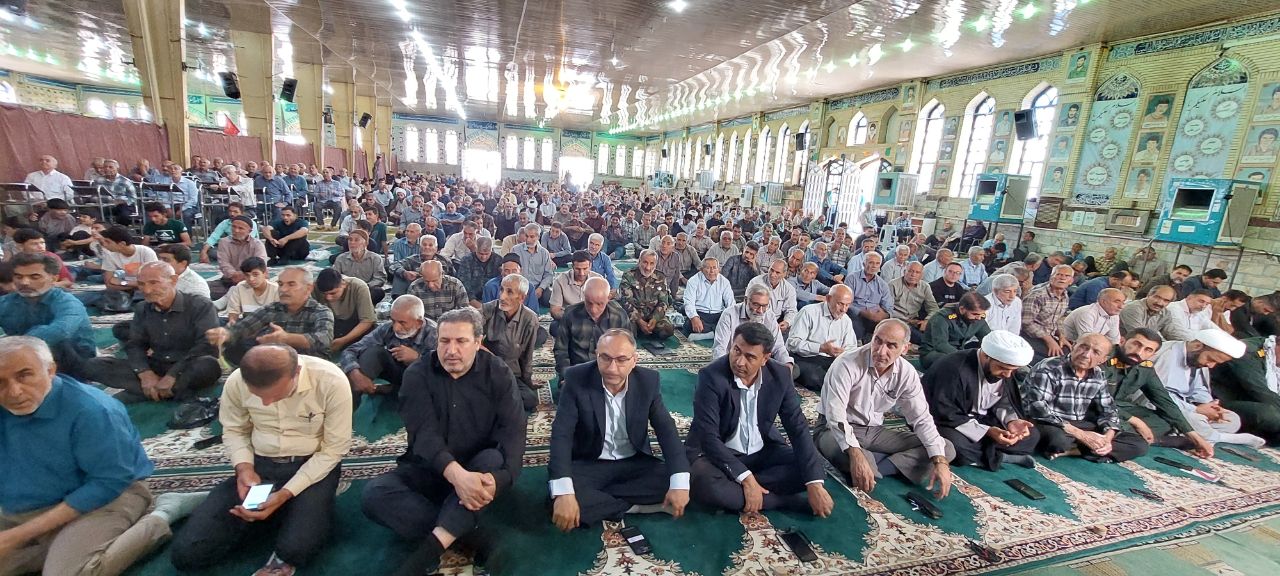 برگزاری نماز جمعه کوار با تأکید امام جمعه بر هوشیاری در برابر فریب‌های دشمن و تداوم مسیر شهدا