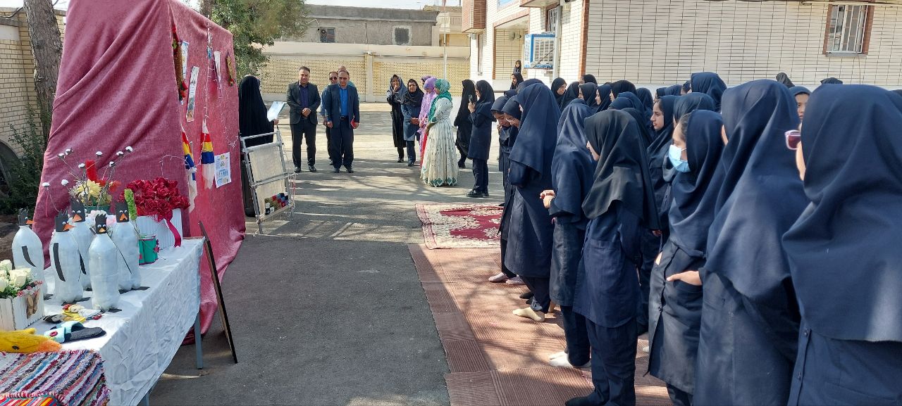 شکوفایی خلاقیت در دبیرستان دخترانه کشاورز؛ از مهارت‌آموزی تا بازارچه دست سازه ها