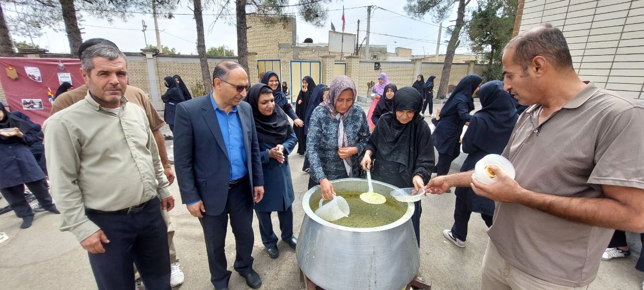 شکوفایی خلاقیت در دبیرستان دخترانه کشاورز؛ از مهارت‌آموزی تا بازارچه دست سازه ها