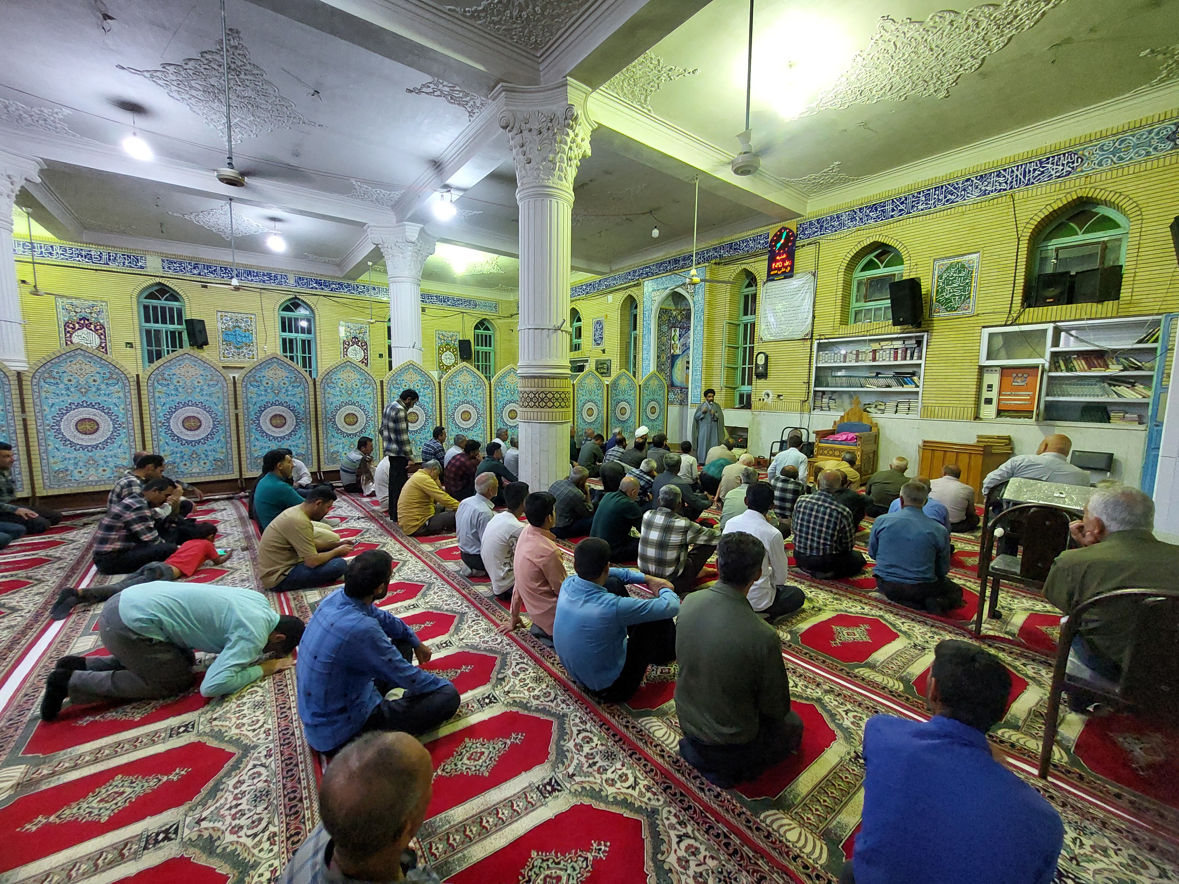 حضور صمیمی امام جمعه و مدیر آموزش و پرورش کوار در جمع نمازگزاران مسجد صاحب الزمان(عج)فتح آباد
