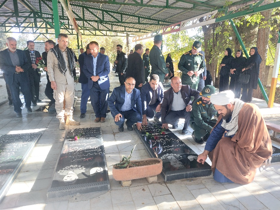 برگزاری آیین غبارروبی و عطرافشانی گلزارشهدا به مناسبت هفته ی دفاع مقدس
