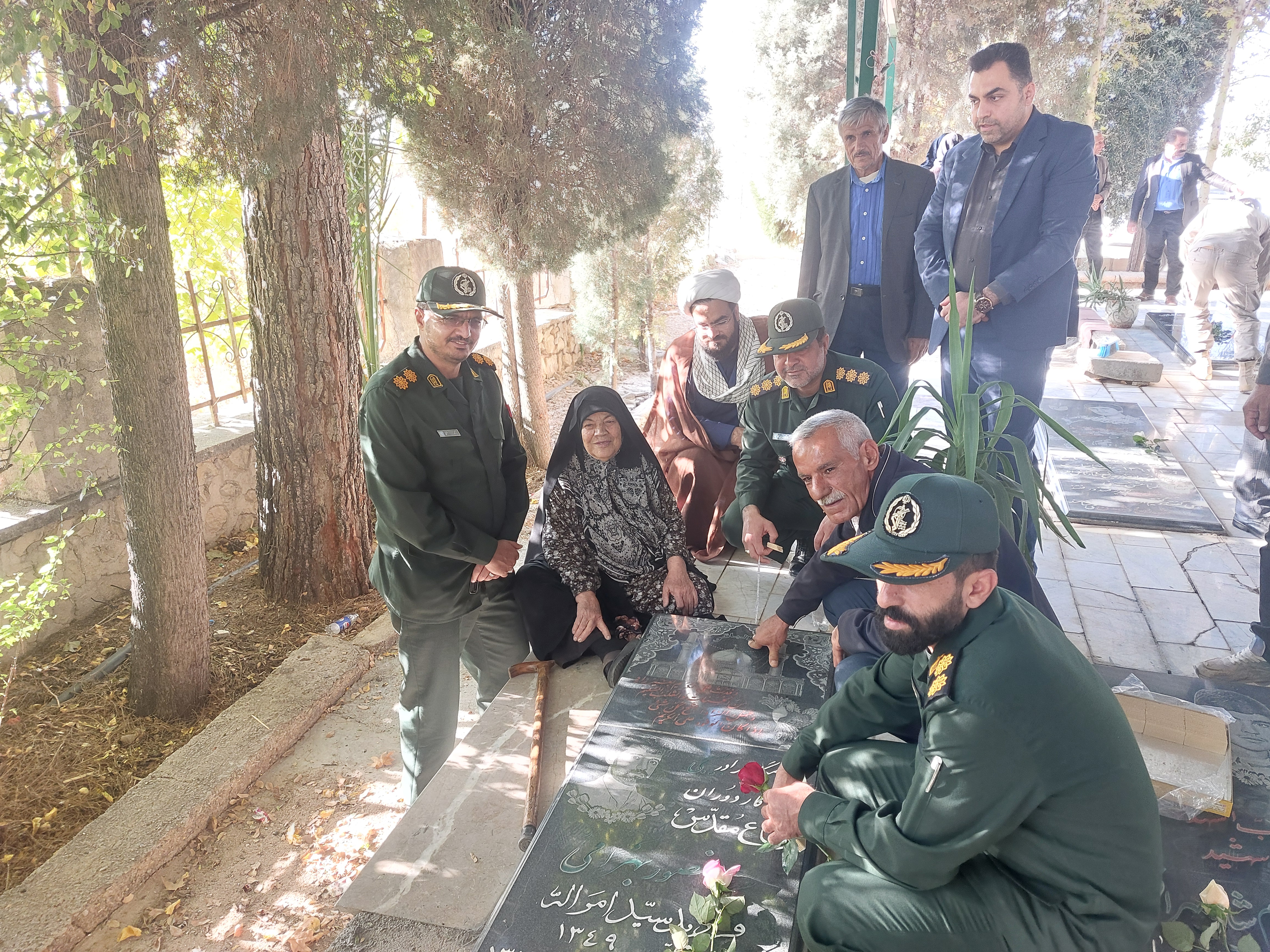 برگزاری آیین غبارروبی و عطرافشانی گلزارشهدا به مناسبت هفته ی دفاع مقدس