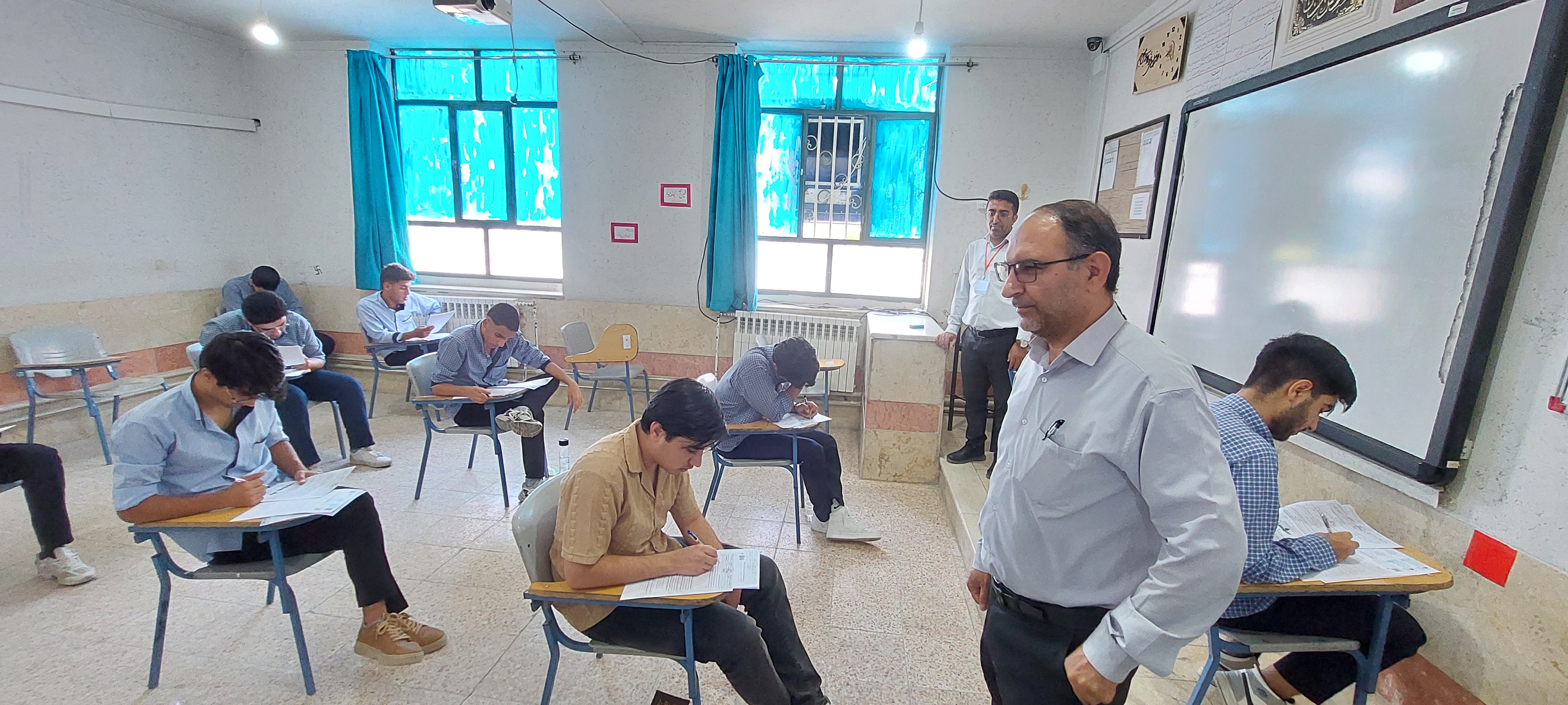 نظارت میدانی مسئولان بر روند برگزاری امتحانات نهایی در شهرستان کوار / رضایت بازرس استانی از نظم حاکم بر حوزه‌های امتحانی